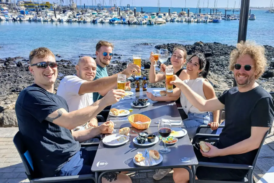 Spanischkurs auf Fuerteventura (5 oder 10 Tage). Niveau A2. Mit optionalen Aktivitäten: Surfen, Skaten, Wing Foil, Kite surf  