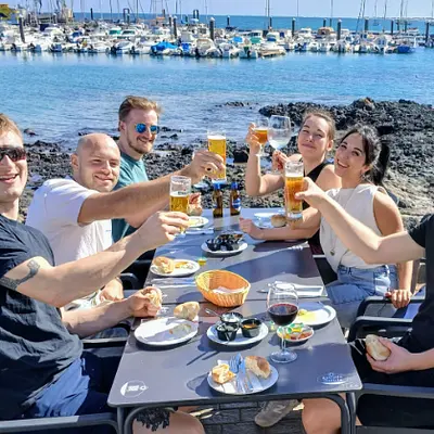 Spanischkurs auf Fuerteventura (5 oder 10 Tage). Niveau A2. Mit optionalen Aktivitäten: Surfen, Skaten, Wing Foil, Kite surf Spanischkurs auf Fuerteventura (5 oder 10 Tage). Niveau A2. Mit optionalen Aktivitäten: Surfen, Skaten, Wing Foil, Kite surf