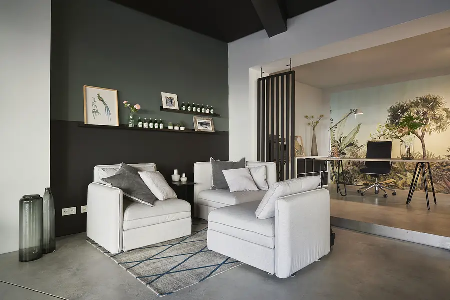 Seating arrangement and small meeting room