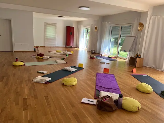 Körperlich & mental stark und gelassen den Berufsalltag meistern mit sanftem Yoga, Atemschulung und Meditation