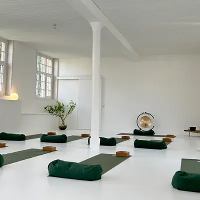 Stressreduktion durch Yoga- & Entspannungstechniken zur Integration i.d. Berufsalltag Stressreduktion durch Yoga- & Entspannungstechniken zur Integration i.d. Berufsalltag