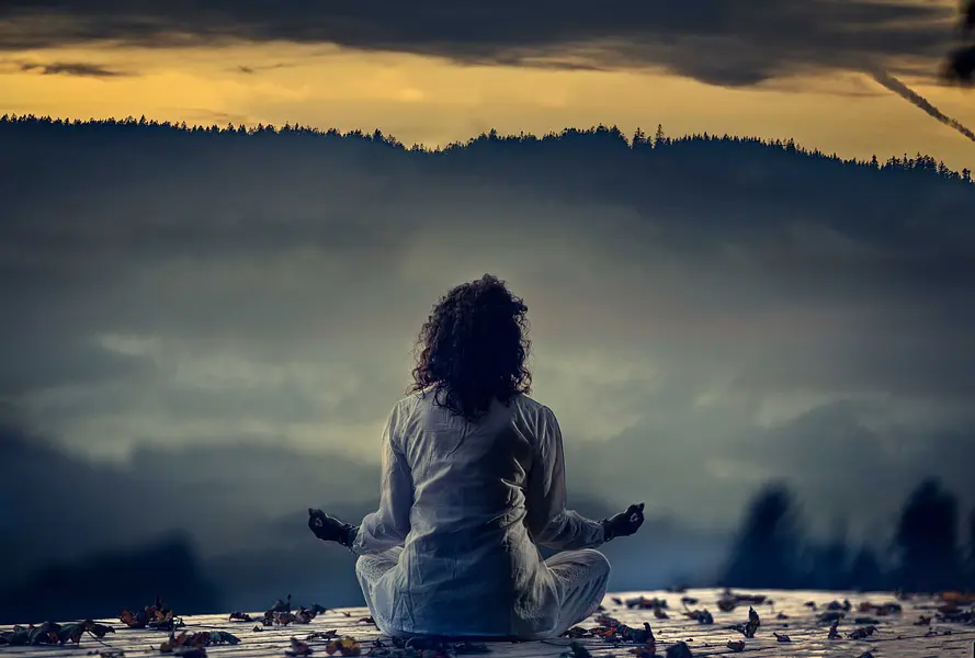 Sanftes Yoga, Atemübungen und Meditation zur Stressbewältigung im Berufsalltag