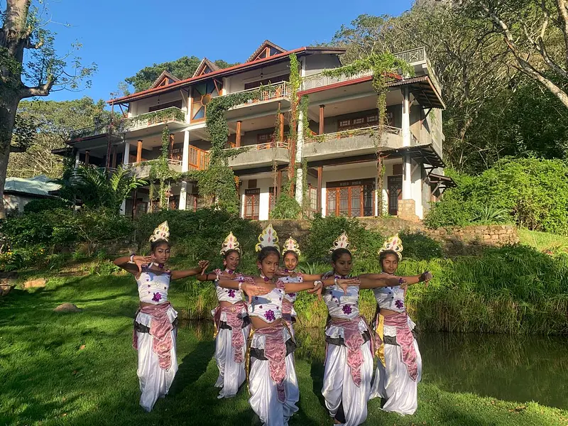 Haus mit Tänzerinnen