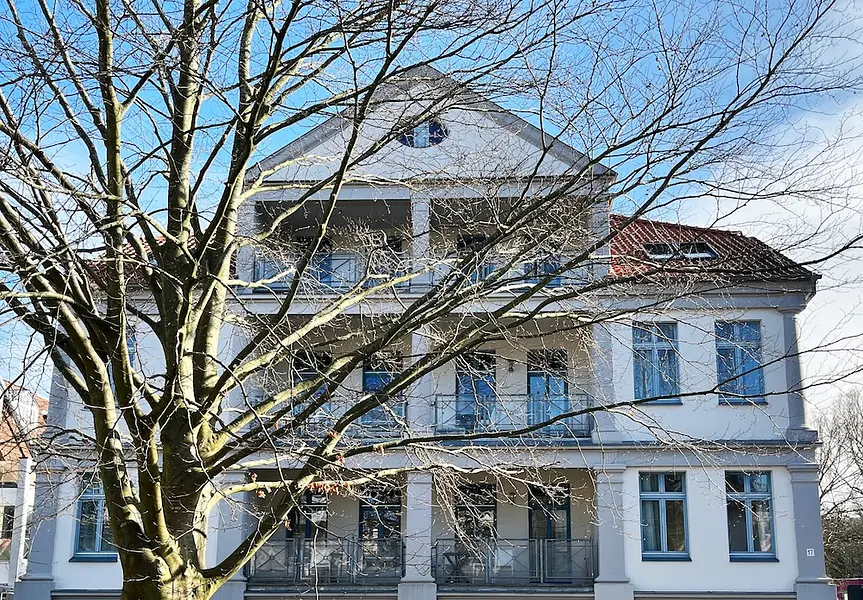 awosano-hermann17-haus-mit-baum-web (1)