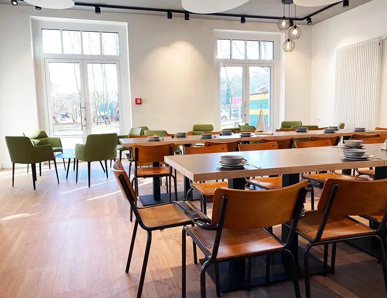 awosano-hermann17-tische-stühle-grüne-sesse l-01