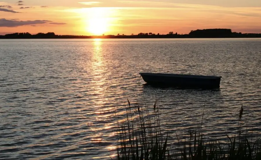 Rügen Sonnenuntergang Bodden mit Ruderboot