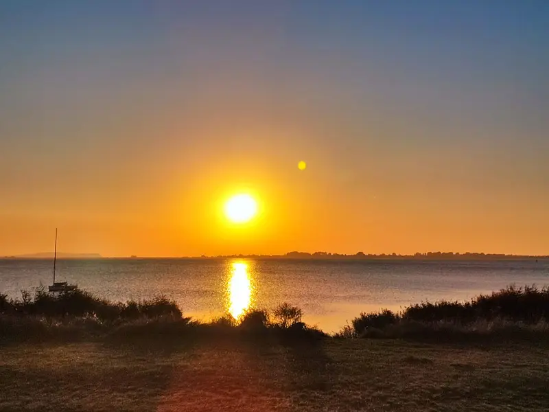 Sonnenuntergang Bodden mit Segelboot 2024