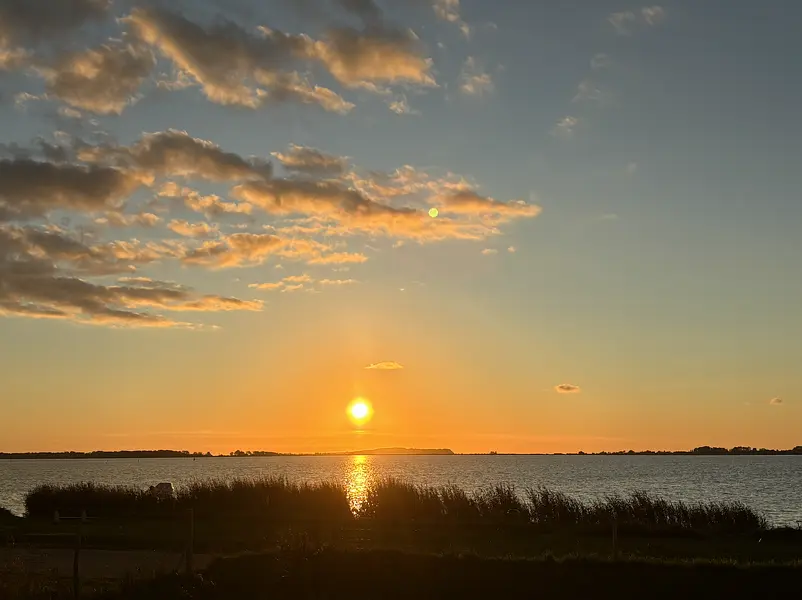 Sonnenuntergang Bodden mit wolken