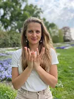 Madleen Bernhard - Yogatrainerin, Meditationslehrerin, Achtsamkeitsmentorin