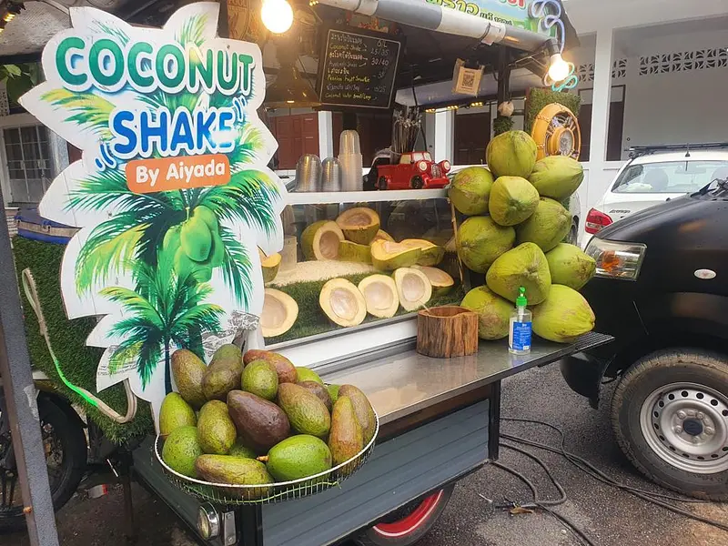 Edu Seasons Sprachreise Thailand Bangkok Kokosnuss ueberall