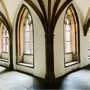 Auszeit-im-Kloster-slow-yoga-retreat-meditation-ruhe-Achtsamkeit-300x300