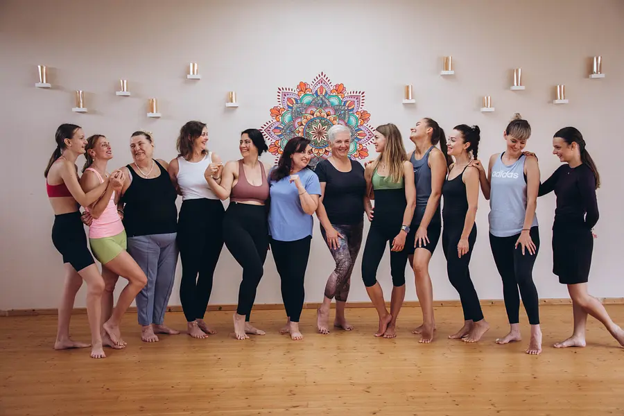 Klar & Kraftvoll – Yoga und Resilienztraining für Frauen in der Lebensmitte.