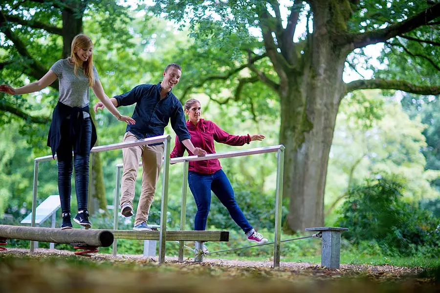 Erlebnis-Kurpark_Menschen_am_Balancieren