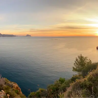 Wurzeln & Flügel – Stärkung der Talente dank Zahlenpsychologie in der Arbeitswelt an Spaniens Küste 