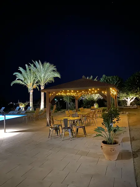 Villa _ Pool + Pavillion nachts _ hochkant