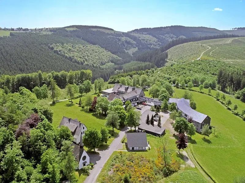 68b4acf93b1d06de8b47068a_Luftbild Berghotel Hoher Knochen 2019