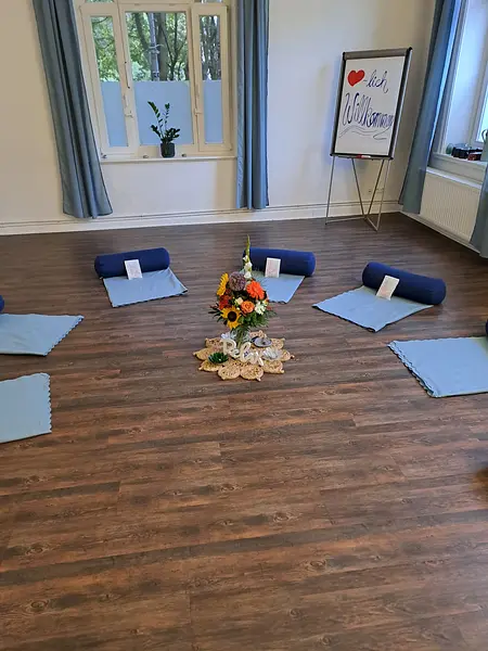 Achtsamkeit und Stressbewältigung durch Methoden aus Yoga und Meditation in Beruf und Alltag