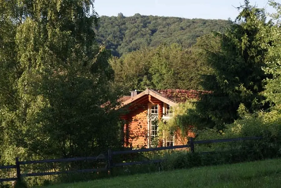 Hütte und Wald Breite