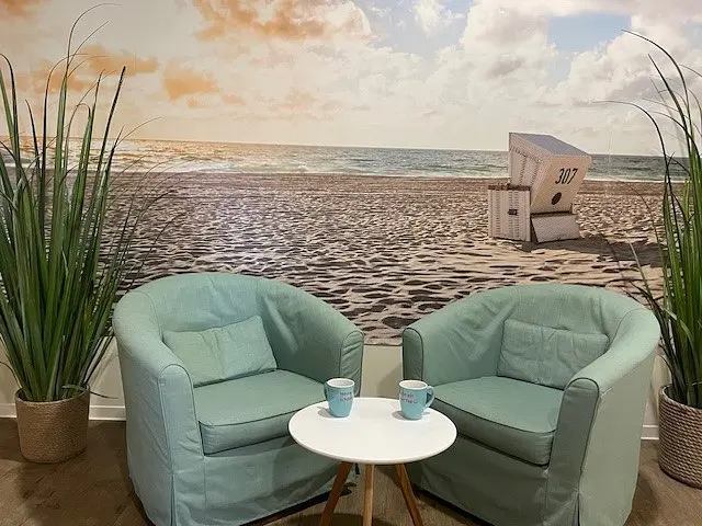 2 grüne Sessel Becher quer