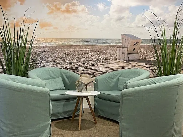 Foyer unten 4 grüne Sessel mit Fisch_quer