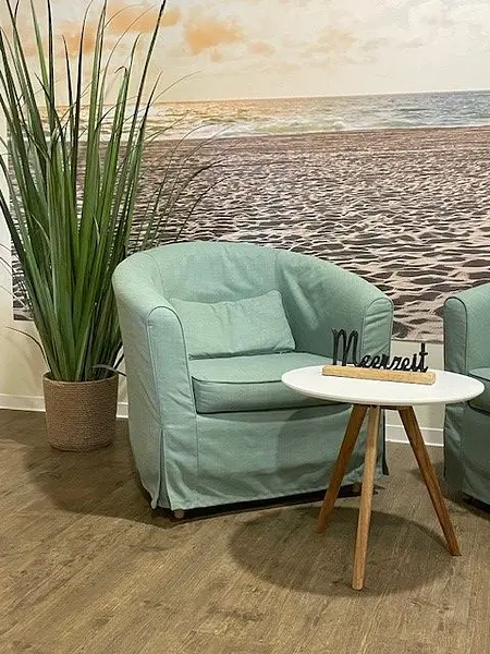 Foyer 1OG 1 grüner Sessel Meerzeit hoch