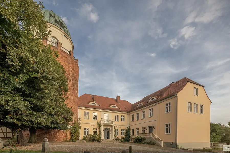 Burghotel außenansicht. hof