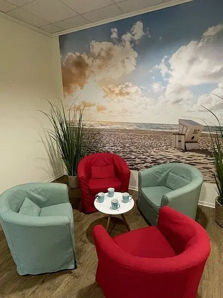 Foyer 1OG rote und grüne Sessel hoch