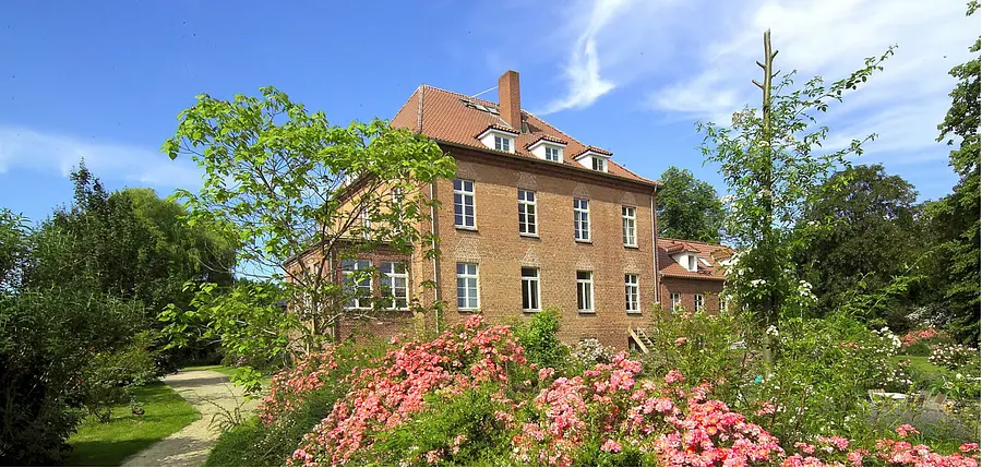 Gutshaus.vom_.Park_.Rosen_-1