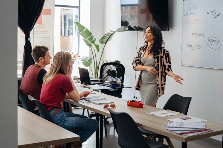 Spanischkurs auf Fuerteventura (5 oder 10 Tage). Niveau A1.. Mit optionalen Aktivitäten: Surfen, Wing Foil oder Kite Surf